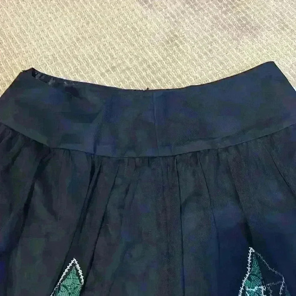 Embroidered boho peasant A-Line green and black gathered waistline size 8 skirt. - Picture 7 of 13